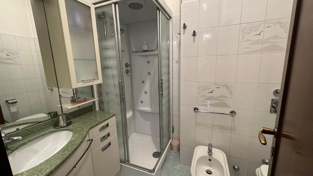 Dehomes - Two Bedrooms, Terrace, Wi-Fi, Tram To Centre & Rho Fiera Milan Bagian luar foto