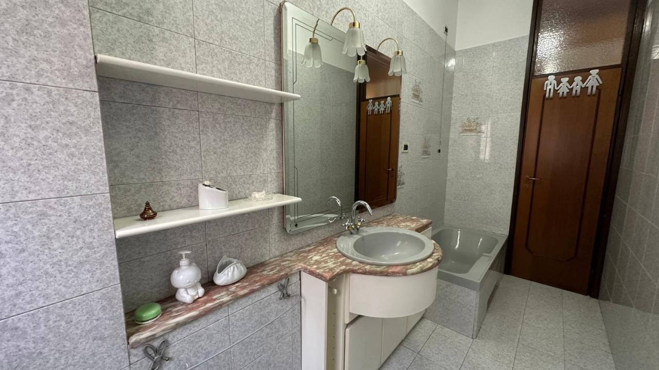 Dehomes - Two Bedrooms, Terrace, Wi-Fi, Tram To Centre & Rho Fiera Milan Bagian luar foto